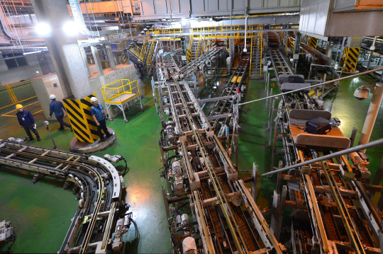 2001년 이후 15년여 년만에 누적수화물  처리량 5억개를 돌파한 6일 인천국제공항 여객터미널 수화물 처리시설에서 직원들이 수하물 설비 운영 상태를 지켜보고 있다.